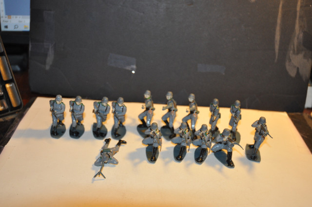 Lot of 20 Gray Plastic Toy Soldiers WWII German Assault Infantry dans Jouets et jeux  à Victoriaville