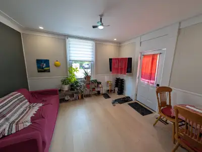 Newly renovated large room near Traill College (Reid and London). Private washroom. South facing wit...