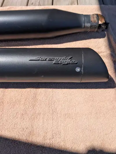 Upgrade your ride with this set of used Harley-Davidson Screamin Eagle mufflers, designed to deliver...