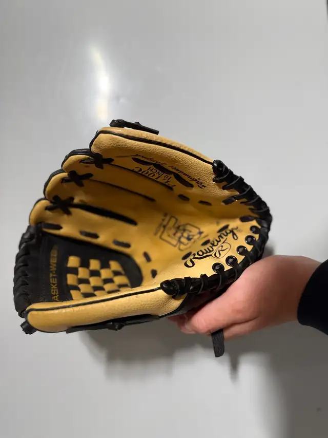 Rawlings and Venture Baseball Gloves in Baseball & Softball in Barrie - Image 4