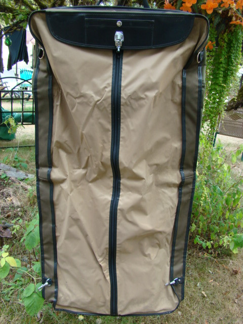 Samsonite Suit Bag in Men's in Comox / Courtenay / Cumberland