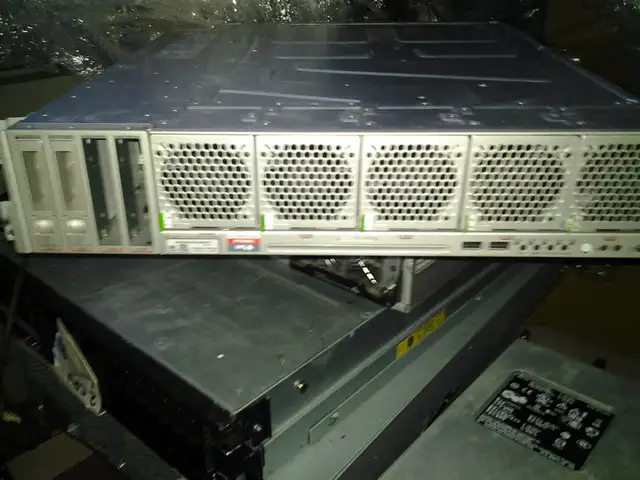 SUN ORACLE SPARC T4-1 8 core server 200+ hd dell lenovo servers in Other in City of Montréal - Image 2