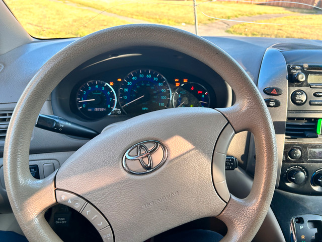 2008 Toyota sienna  in Cars & Trucks in Ottawa