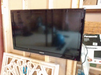 2 Flat Screens TVs