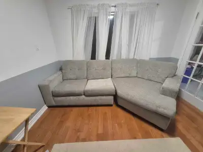 Selling a comfy grey sectional sofa! It's in great condition just bought a couple of months ago. Per...