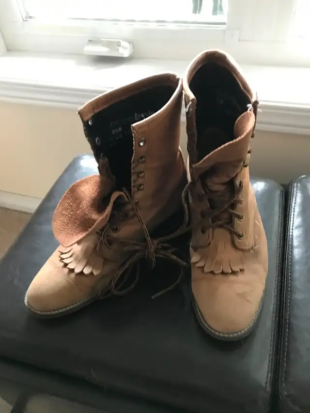 Women’s Laredo Lace-Up Ropers, tan in colour - Size 8 1/2 Used G62864365269251123