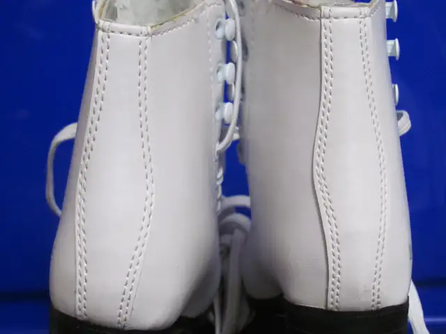 NEW WINNWELL Figure SKATES Size 10Y (Inner length 18.2cm/7.1'') in Skates & Blades in Muskoka - Image 9
