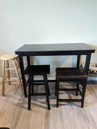 Table and 3 stools 