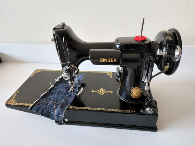 SINGER Featherweight 221 (1952) sewing machine - SOLD! in Hobbies & Crafts in Kingston - Image 3