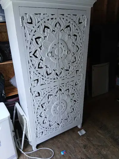 Armoire en bois sculpté, View more