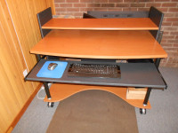 Bureau d'ordinateur avec tablette rétractable pour clavier