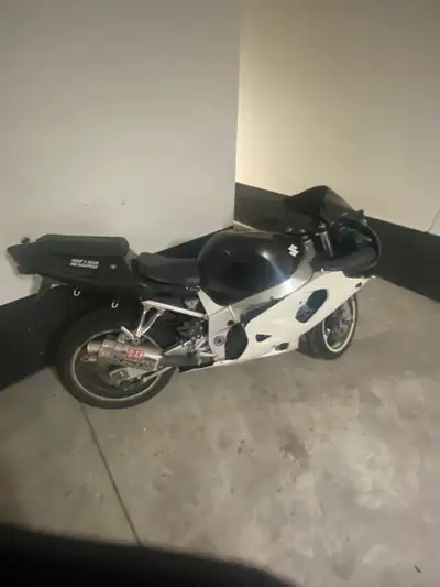 2002 GSXR 600 NEEDS FAIRING KIT !! SELLING ASAP GOOD PRICE LOST KEY ASWELL MISPLACED OWNERSHIP . EVE...