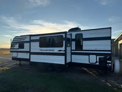 Selling a stunning 2025 Grand Design Transcend camper, this travel trailer offers modern comfort and...