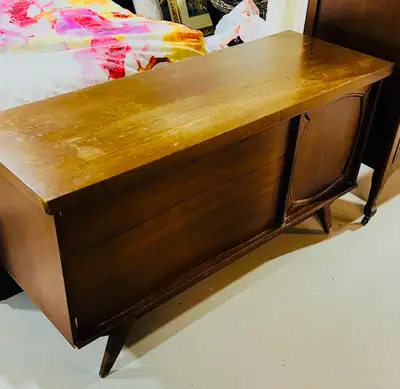 Meuble en bois, 52 po long x 28 po haut x 18 po profond , View more