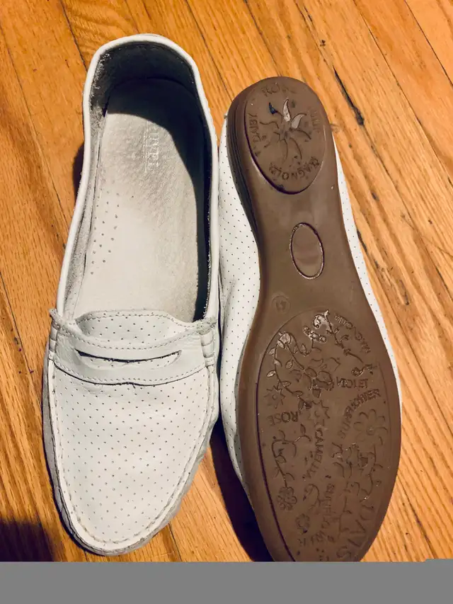 Women’s Size 9 Wide Flats Shoes in Women's - Shoes in Kitchener / Waterloo - Image 3