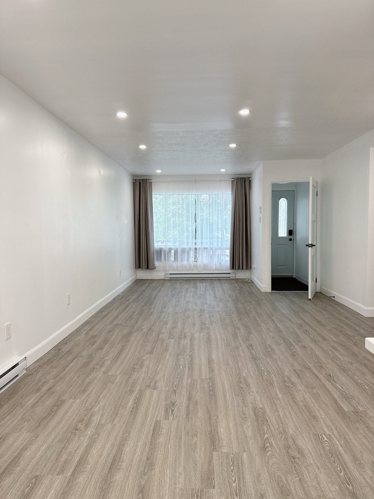 5½ rénové rez-de-chaussée triplex cour + stationnement Anjou — photo 2