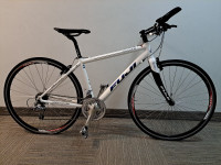 Mint 700c Fuji Absolute 1.0 aluminum flat bar road bike. 17"/S.
