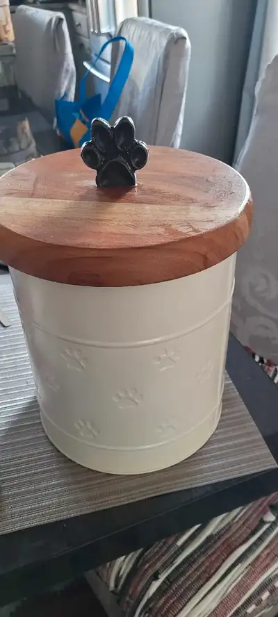 Holds lots of kibble. Attractive metal container with paw marks, gorgeous solid wood lid with iron p...