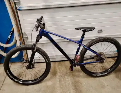 2022 Trek Roscoe 6 mountain bike, View more