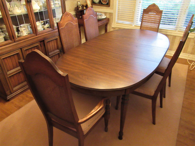 Dining room set in Dining Tables & Sets in Trenton