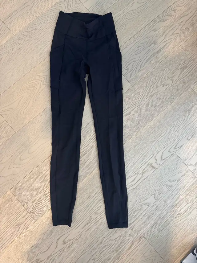 Lululemon leggings in Women's - Bottoms in Markham / York Region - Image 3