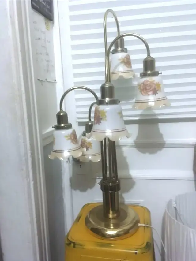 Mid Century Table Lamp with 5 Vintage Tulip lampshades - $200 in Indoor Lighting & Fans in City of Montréal - Image 7