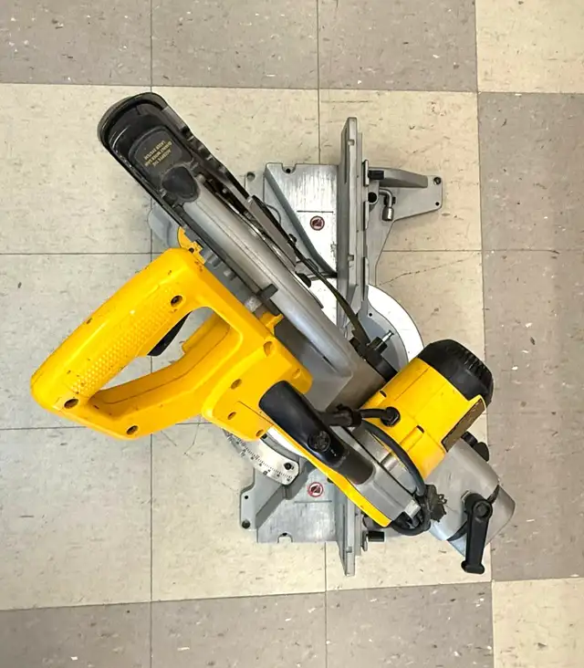 DeWalt DW718 12” Dual Bevel Sliding Compound Miter Saw $399 in Power Tools in Mississauga / Peel Region - Image 3