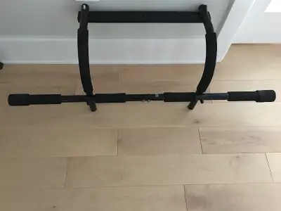 Pull up bar / barre de traction, View more