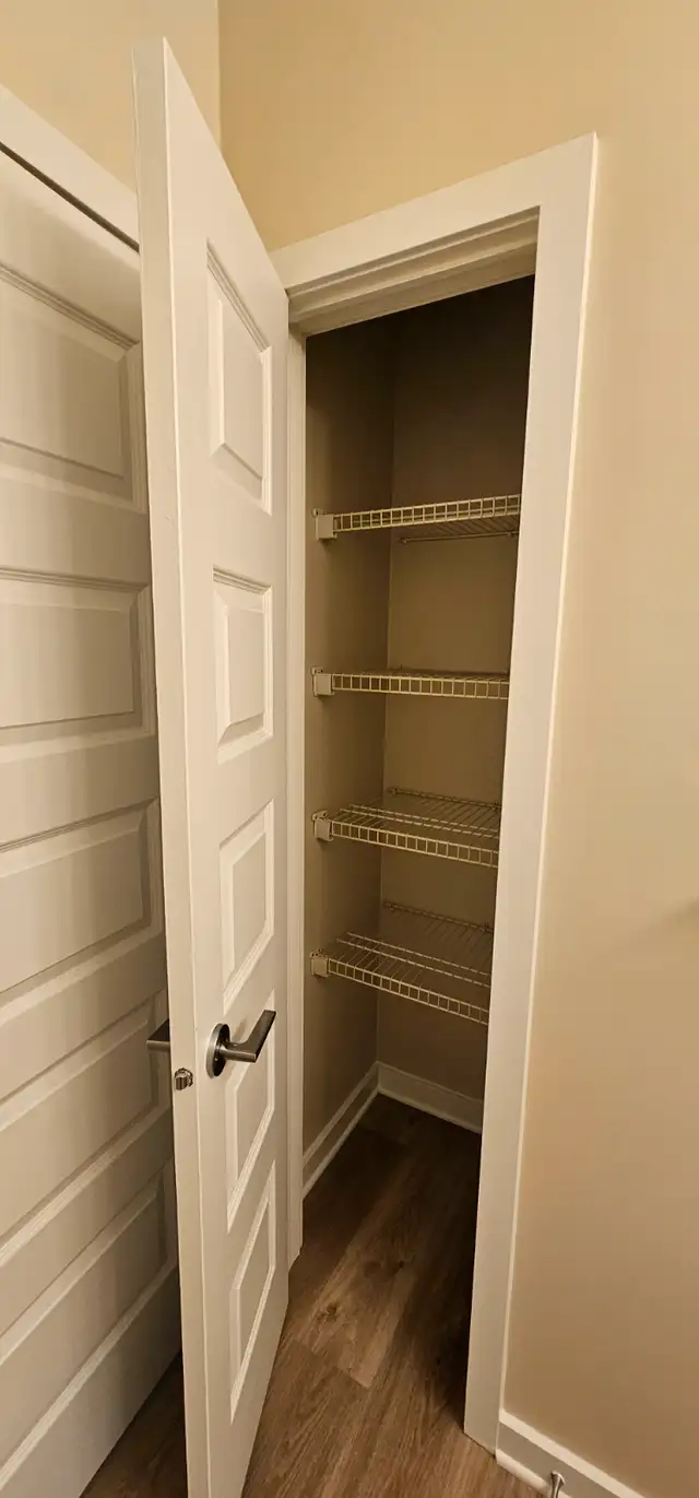 Move-In Ready 2-Bed, 2-Bath Condo in Ambleside in Long Term Rentals in Edmonton - Image 16