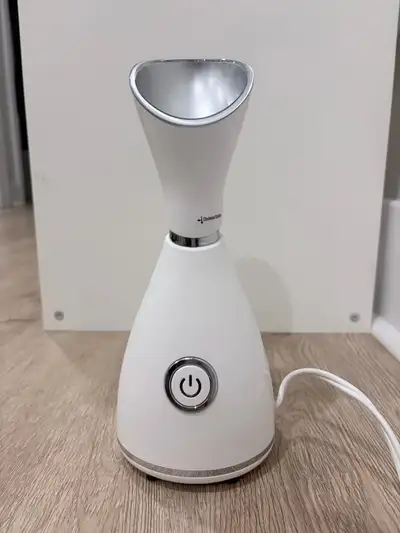 Invigorate your skincare routine with this facial steamer! This used facial steamer gently opens por...