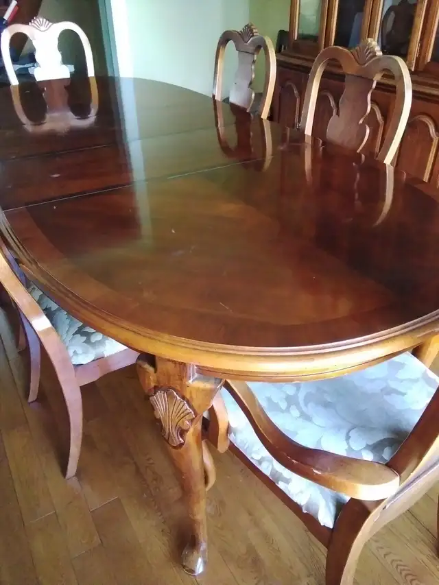 Solid wood dining room set in Dining Tables & Sets in Oakville / Halton Region - Image 4