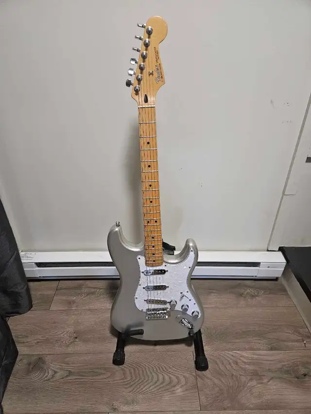Fender Stratocaster Mexicaine in Guitars in Sherbrooke - Image 3