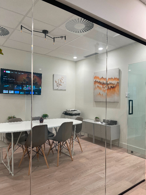 Premium Shared Office Space Available for Sub-Lease (Westmount) dans Espaces commerciaux et bureaux à louer  à Ville de Montréal - Image 2