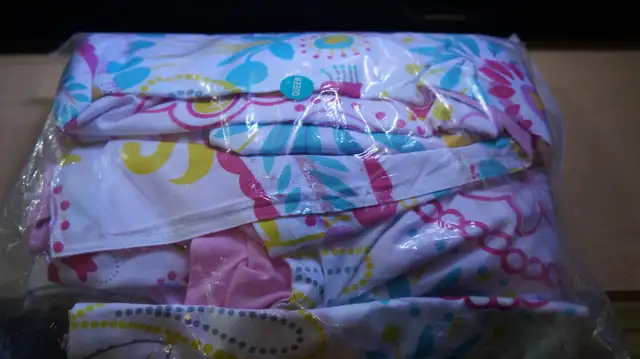 QUEEN DUVET COVER SET in Bedding in Norfolk County - Image 2