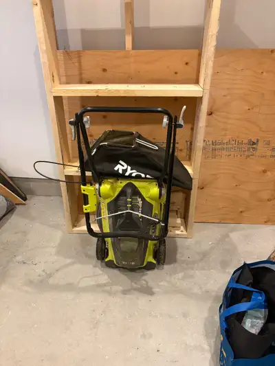 Works well, no battery included. Throttle stays on but other than that it works great