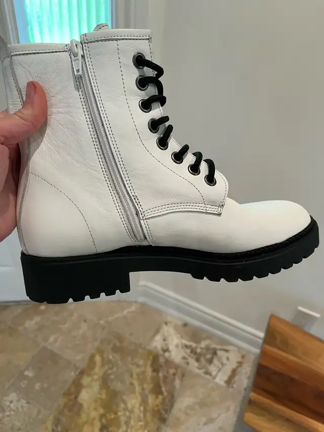 Women’s Bueno white boot new size 40 in Women's - Shoes in Oakville / Halton Region - Image 4