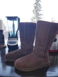 Chocolate brown Uggs size 8