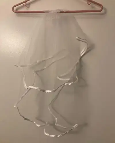 Brand new veil never worn. From a smoke free home pick up In Woodstock by Fanshawe College. $2