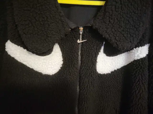 Nike crop Sherpa zip up jacket in Women's - Tops & Outerwear in Mississauga / Peel Region - Image 5