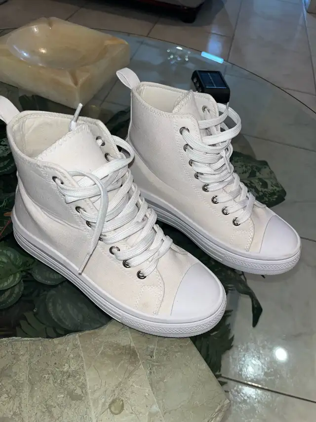 women's shoes in Women's - Shoes in City of Montréal - Image 2