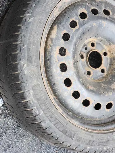 Set of 4 winter tyres of Ford fusion with Rim. 250 for 4 tyres with Rim. Tyre size : 235/45R18.