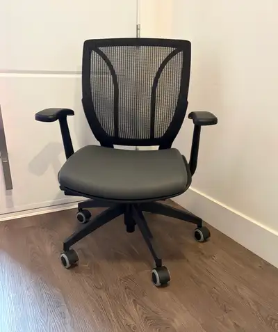 Ergonomic Office Chair – Like New , View more