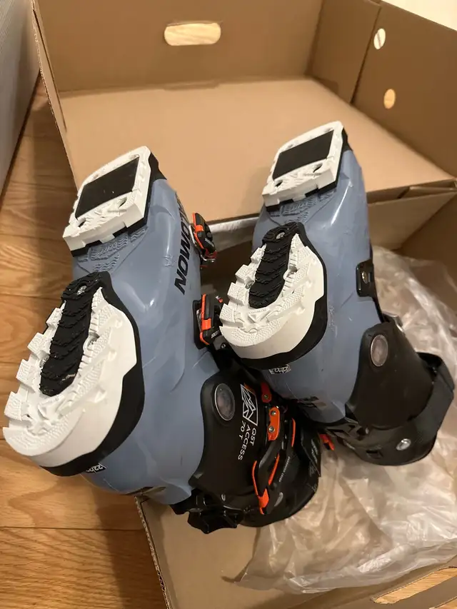 Woman’s Salomon ski boots size 22 in Ski in Markham / York Region - Image 5