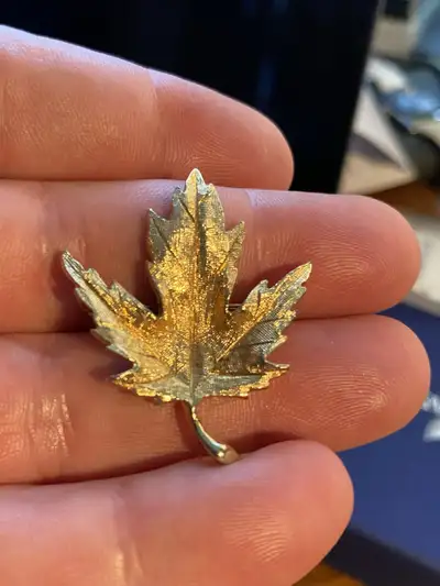 The Avon 3527 gold leaf pin is a vintage, gold-tone maple leaf brooch. It is a popular piece of Avon...