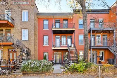 Bright and perfectly located 2nd floor property, close to metro, park and Laurier street. One bedroo...