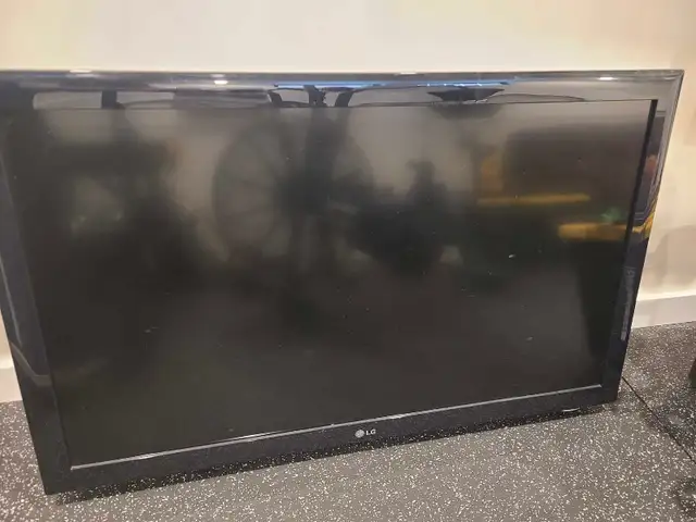 LG Television 42" in TVs in Ottawa - Image 2