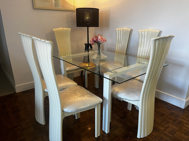 Glass dinning table and 6 chairs in Dining Tables & Sets in City of Toronto
