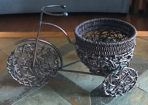 Metal & Wicker  3 wheeled Bike Plant Holder Plant Not Included in Home Décor & Accents in Oakville / Halton Region - Image 4