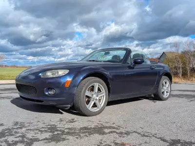 Mazda MX5 Miata Manuelle 2007, manuelle 5 vit. Plusieurs pièces neuves ou récentes, pneus, freins, s...
