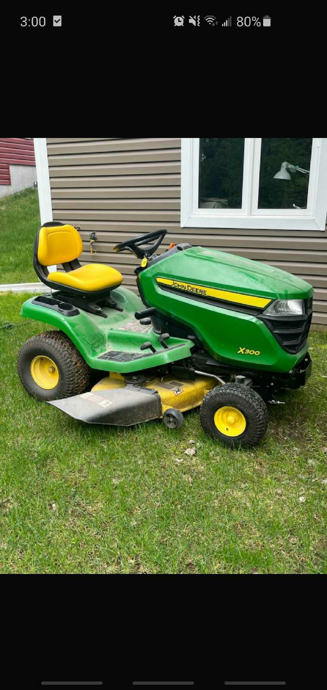 John Deere X300 garden tractor with 42" mower deck Only 110 hrs! in Lawnmowers & Leaf Blowers in Muskoka
